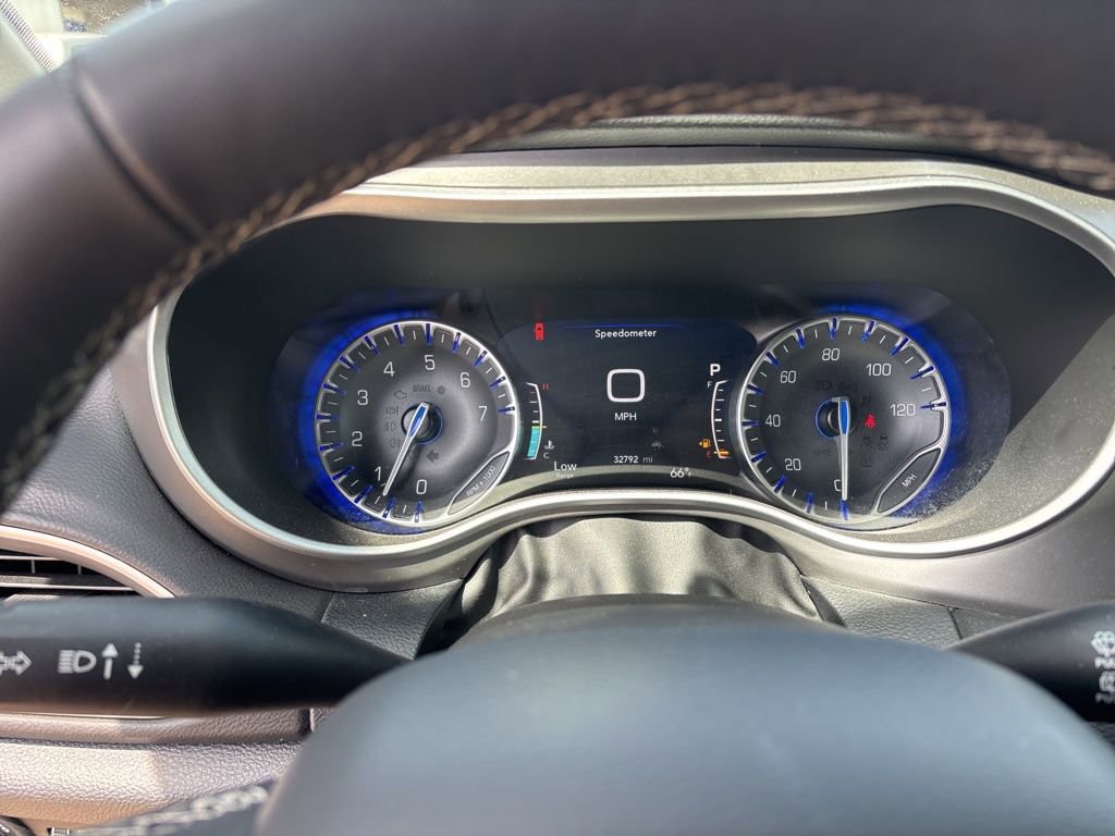 Used 2025 Chrysler Pacifica Select FWD image 12