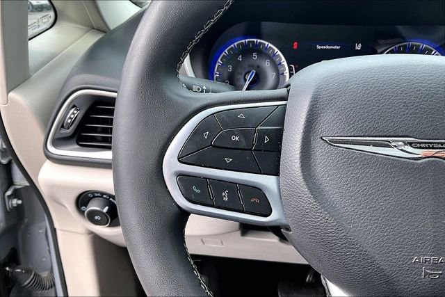 Used 2023 Chrysler Pacifica Touring-L image 11