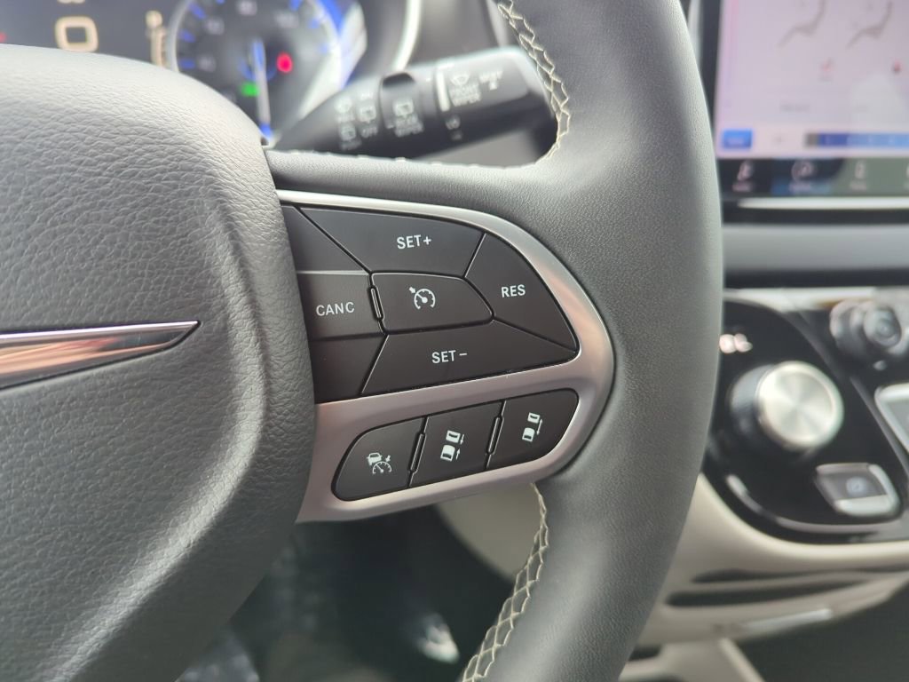 Used 2024 Chrysler Pacifica Touring-L image 25