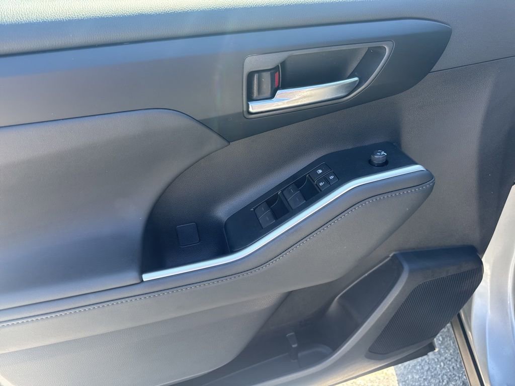 Used 2025 Toyota Highlander Limited image 25
