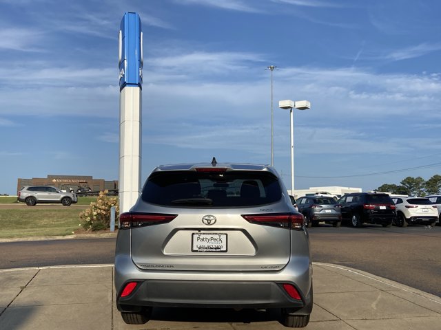 Used 2023 Toyota Highlander LE AWD/4WD image 10