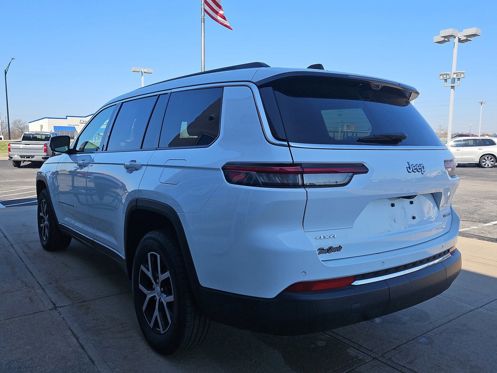 Used 2024 Jeep Grand Cherokee L Limited w/ Luxury Tech Group II AWD/4WD image 3