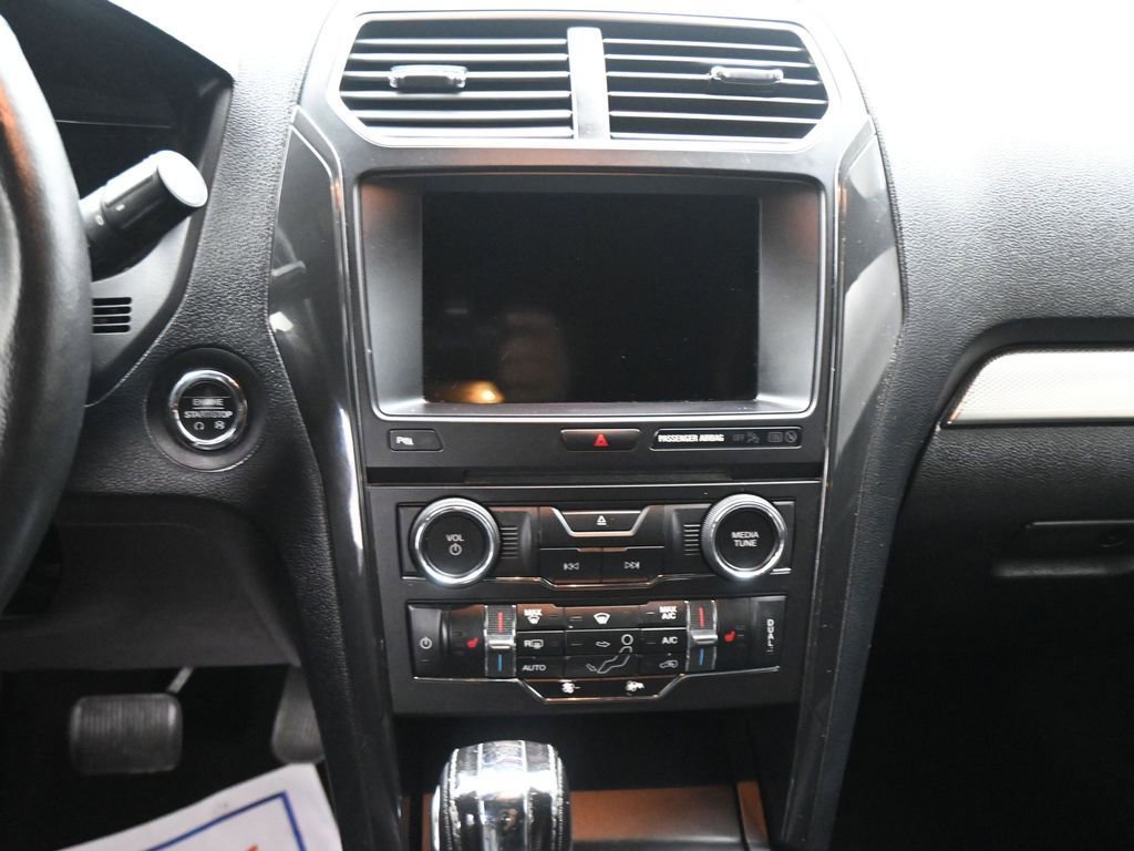 Used 2018 Ford Explorer XLT w/ Equipment Group 202A FWD image 22
