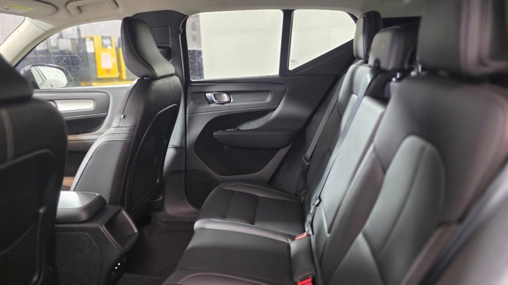 Used 2021 Volvo XC40 T5 Momentum w/ Climate Package image 25