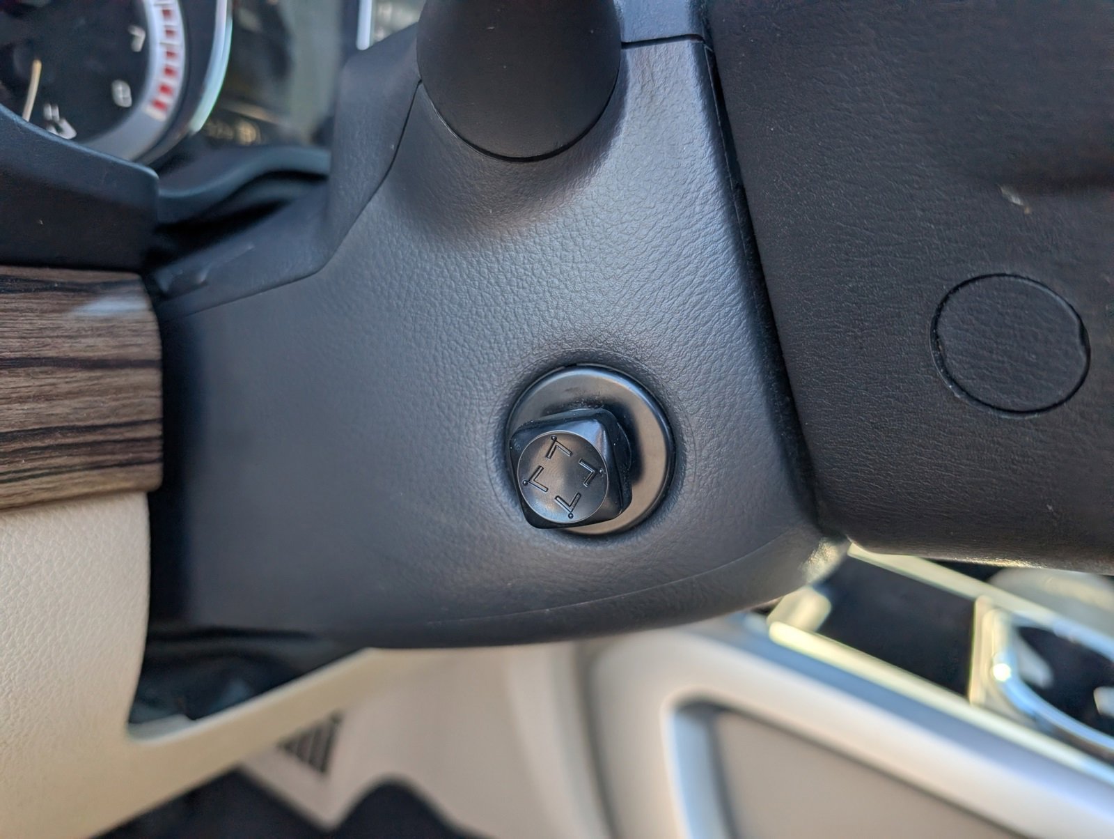 Used 2017 Nissan Titan SL image 20