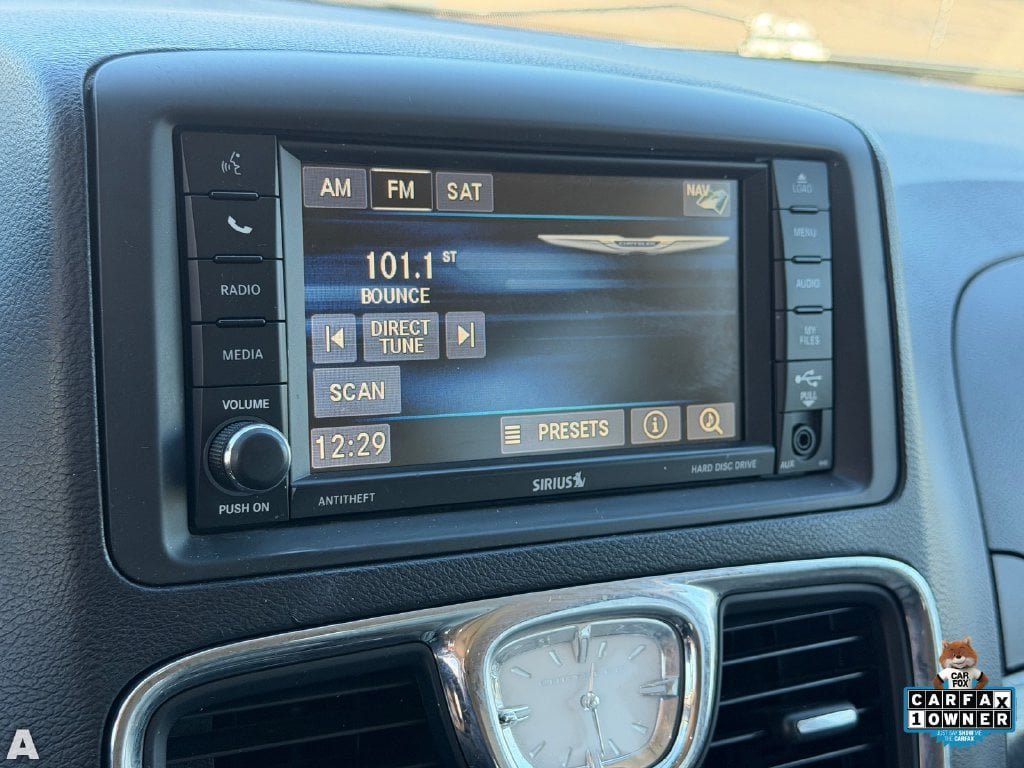 Used 2014 Chrysler Town & Country Touring FWD image 25