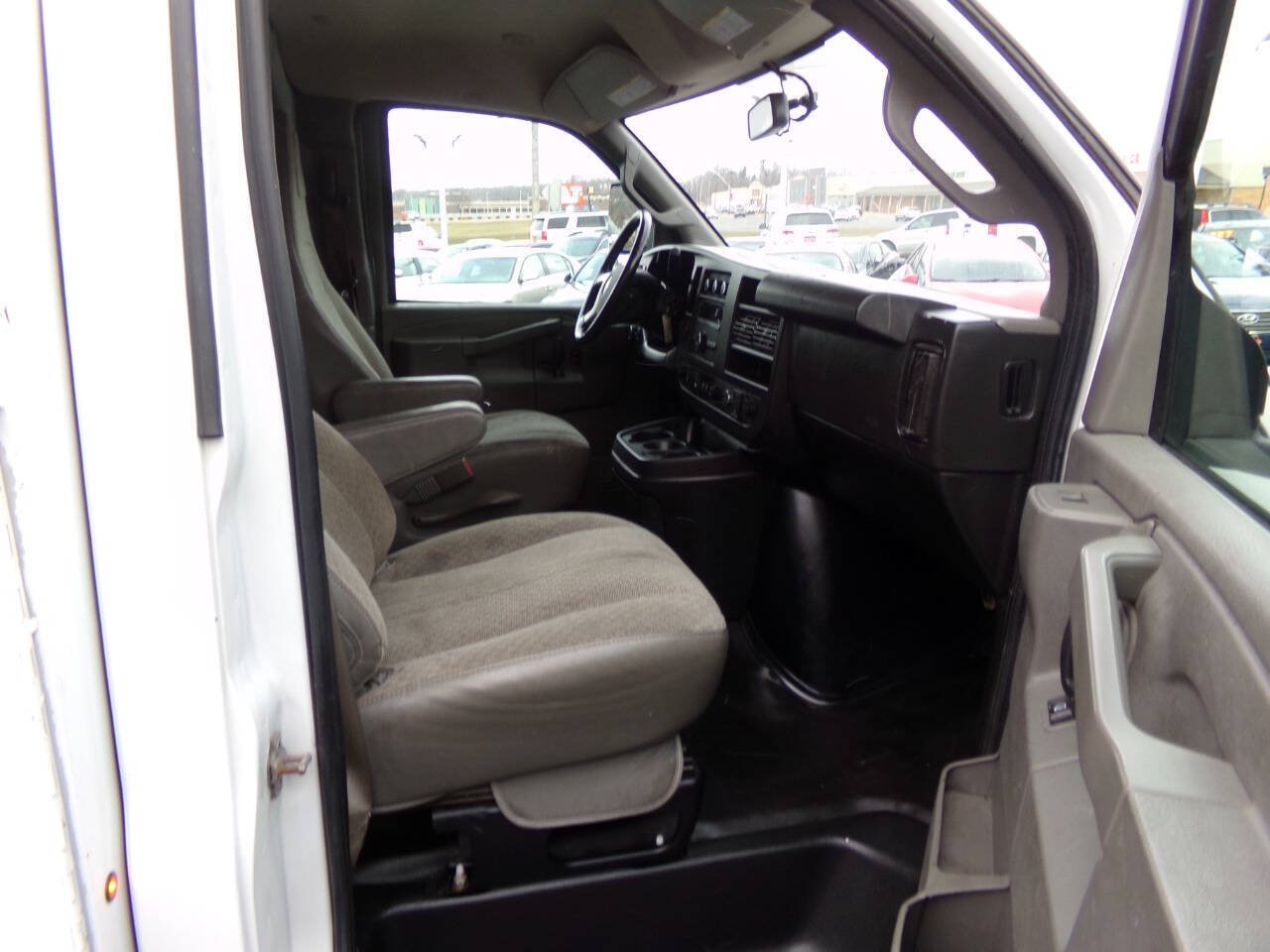 Used 2019 Chevrolet Express 3500 w/ Power Convenience Package RWD image 12