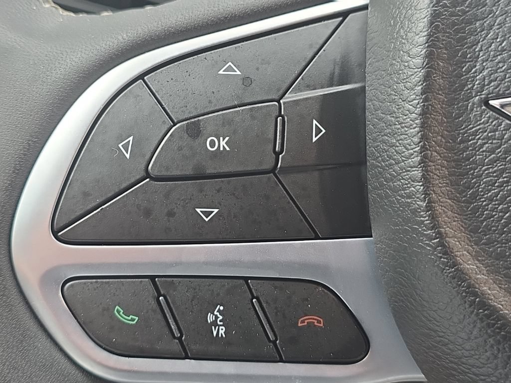 Used 2023 Chrysler Pacifica Touring-L FWD image 27