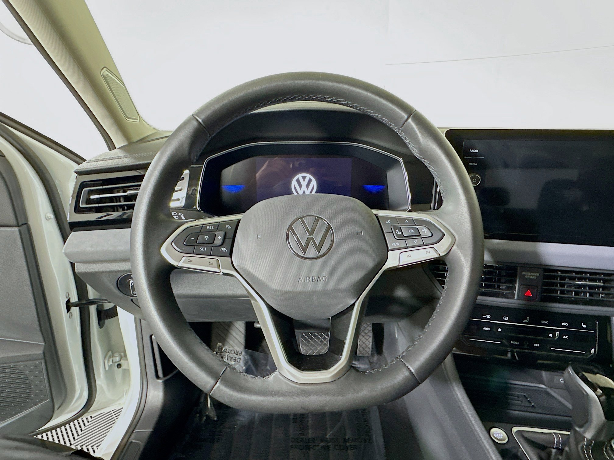Used 2025 Volkswagen Jetta SE FWD image 15