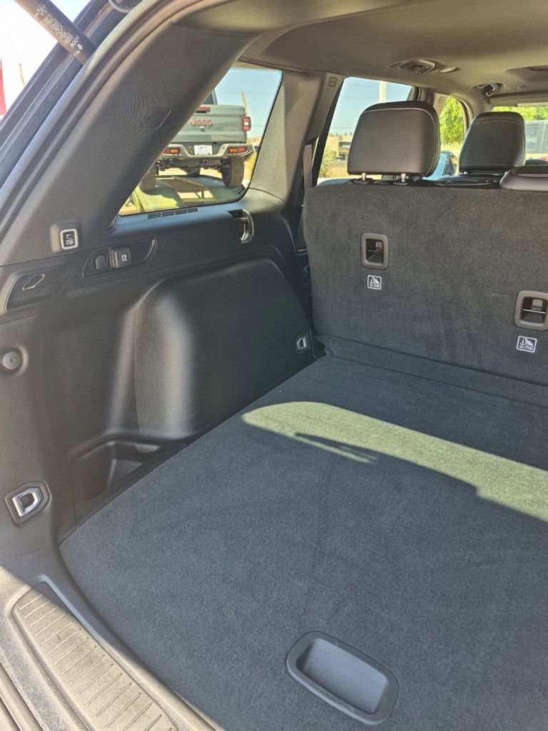 Used 2025 Jeep Grand Cherokee Altitude image 56
