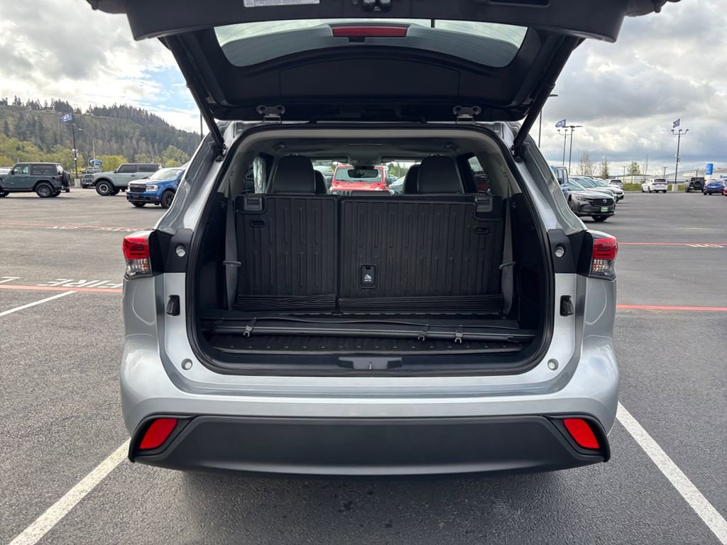 Used 2022 Toyota Highlander XLE AWD/4WD image 24