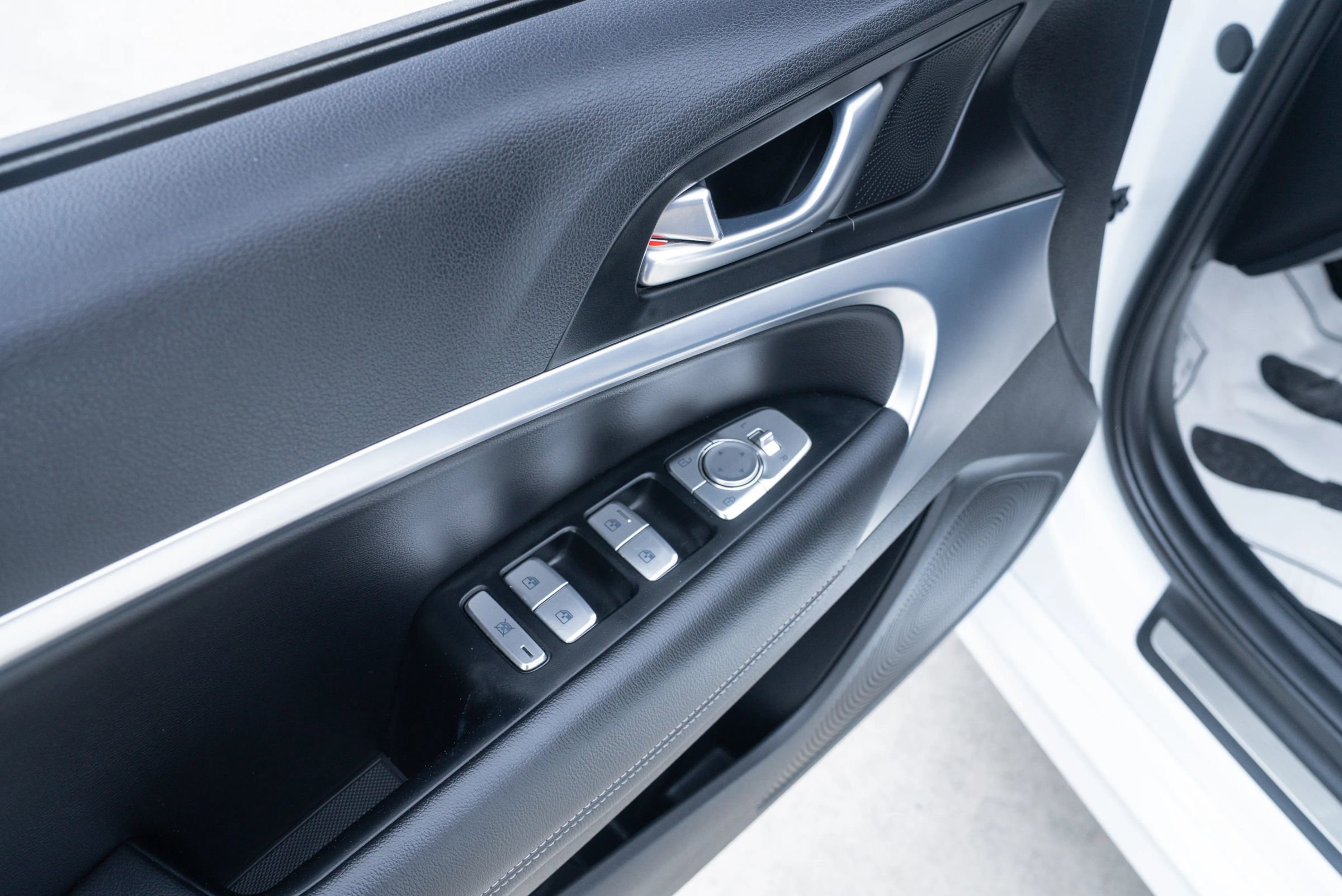 Used 2023 Genesis G70 2.0T image 33