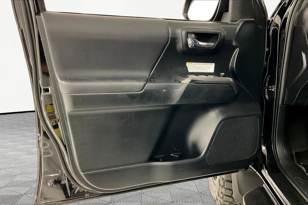 Used 2017 Toyota Tacoma TRD Off-Road w/ Premium & Technology Package image 18