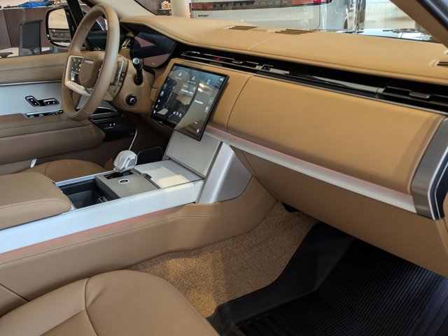 Used 2025 Land Rover Range Rover SV image 23