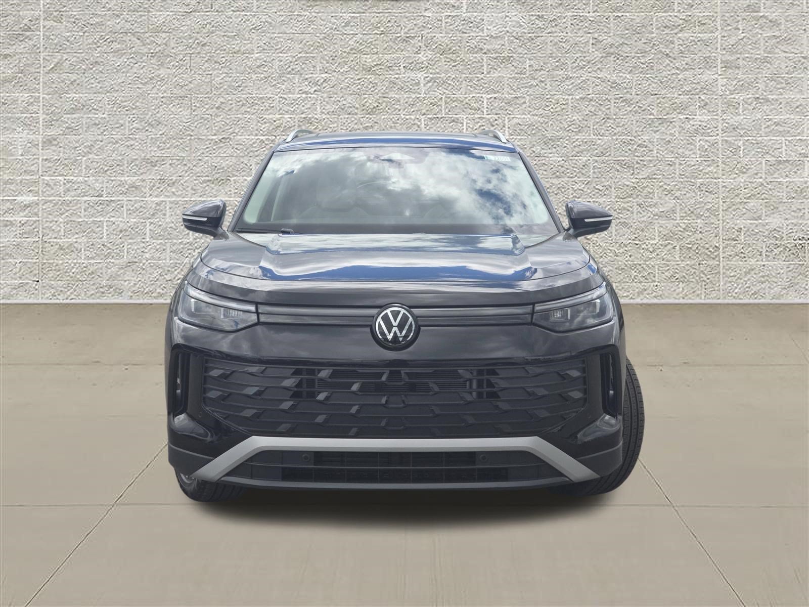 New 2026 Volkswagen Tiguan SE FWD image 2