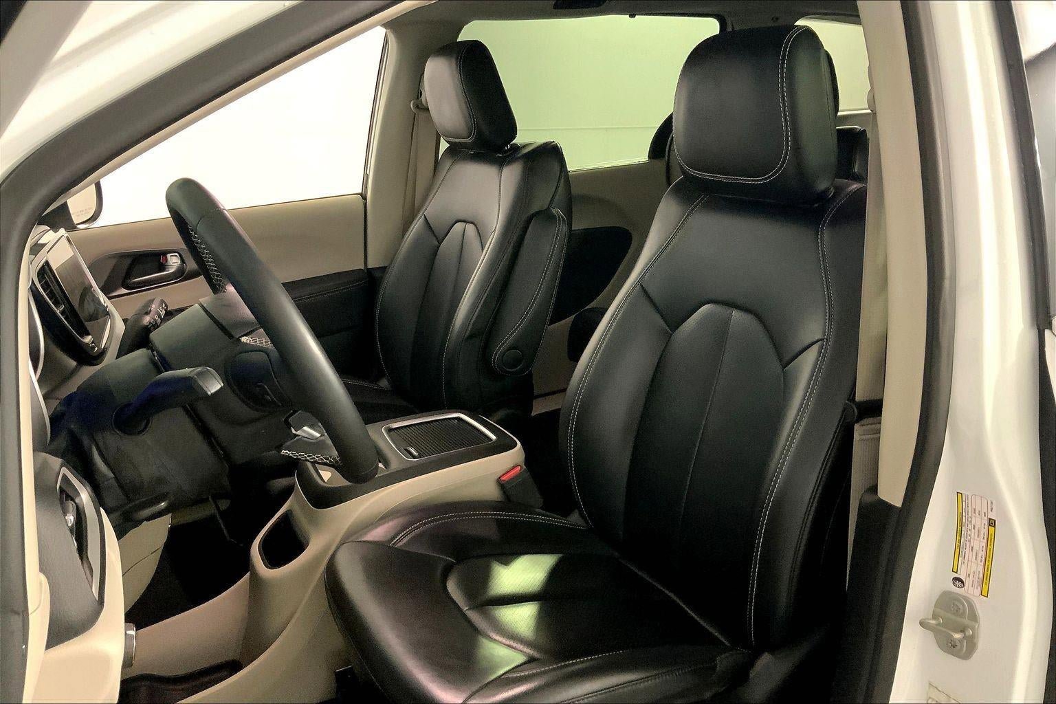 Used 2023 Chrysler Pacifica Touring-L FWD image 22