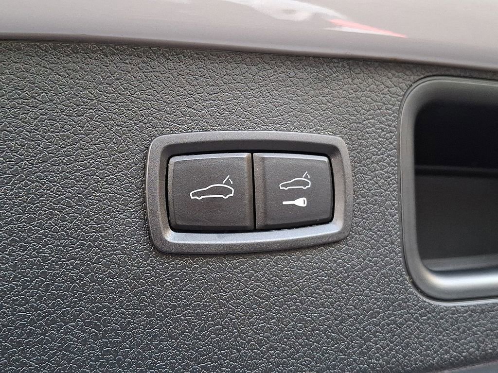 Used 2025 Porsche Macan AWD/4WD image 27