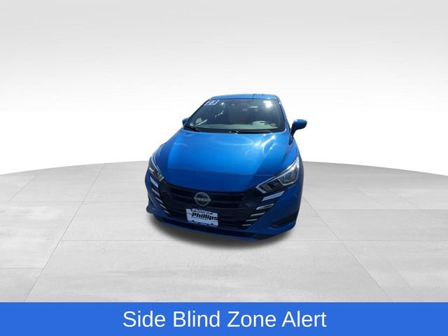 Used 2023 Nissan Versa SV image 3