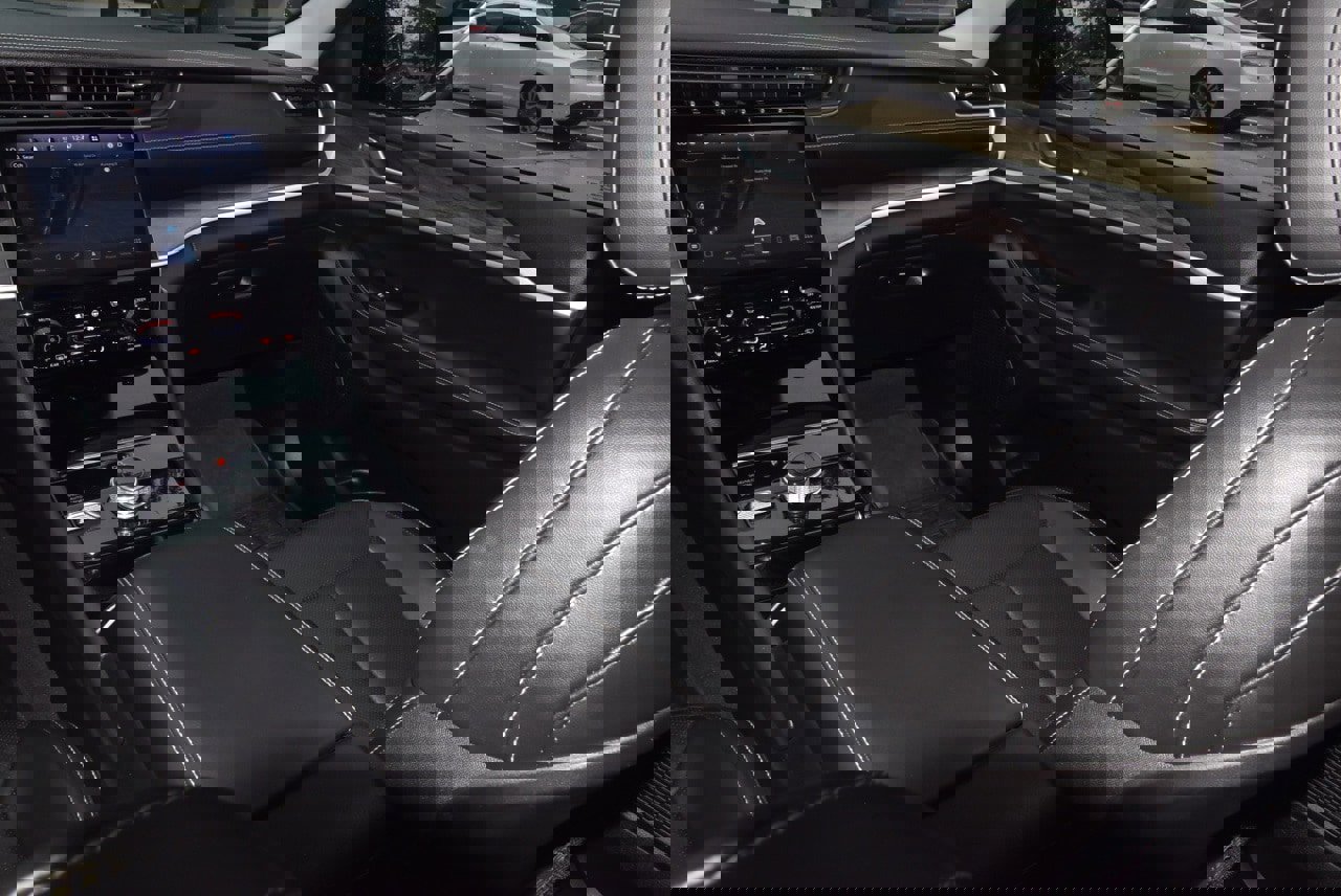 Used 2023 Jeep Grand Cherokee Limited w/ Luxury Tech Group II image 17