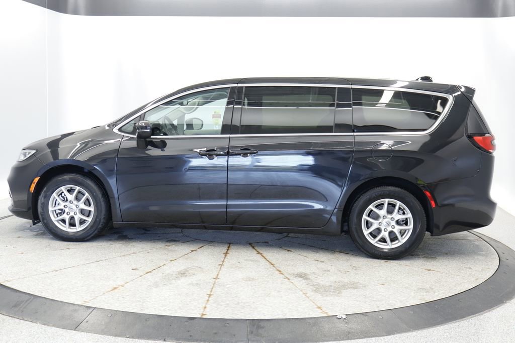 Used 2023 Chrysler Pacifica Touring-L FWD image 2