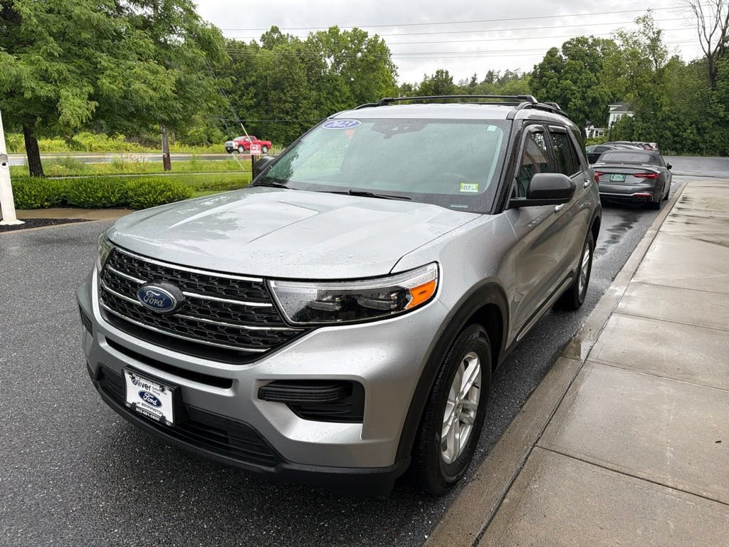Used 2023 Ford Explorer XLT AWD/4WD image 3
