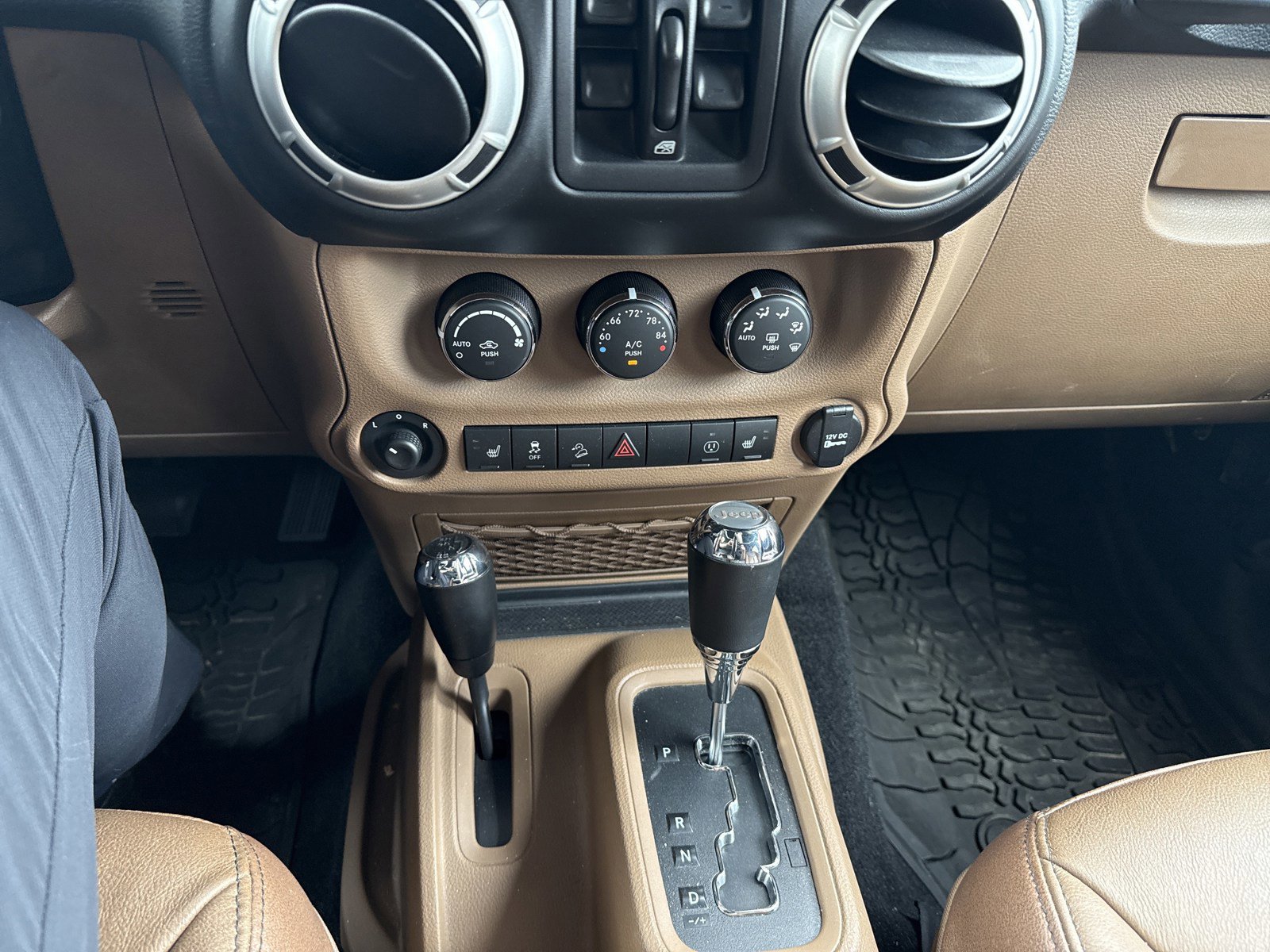 Used 2018 Jeep Wrangler Unlimited Rubicon w/ Dual Top Group AWD/4WD image 19