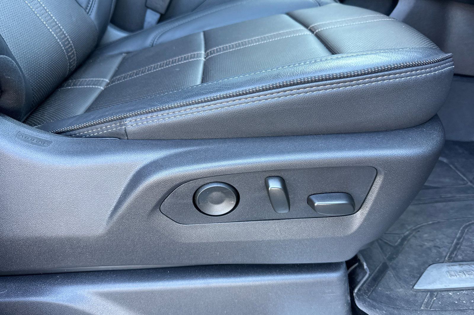 Used 2025 Chevrolet Silverado 1500 High Country AWD/4WD image 23
