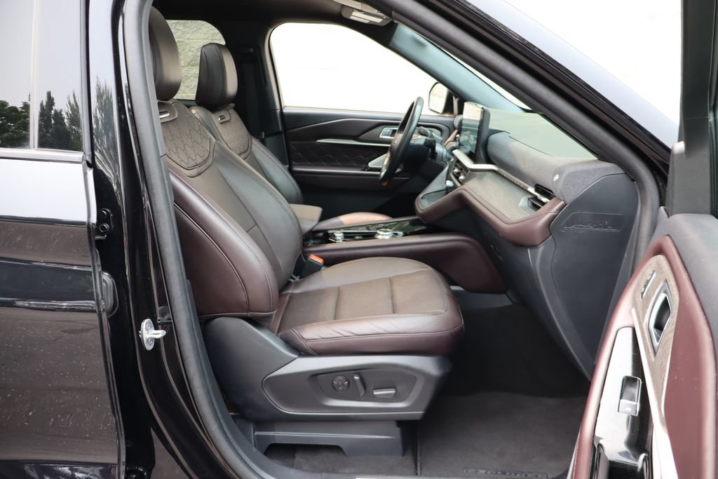 Used 2025 Ford Explorer Platinum w/ LUX Leather Package AWD/4WD image 36