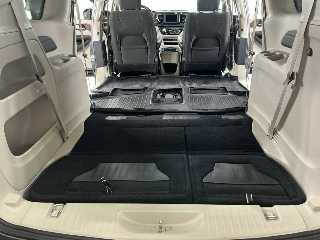 Used 2019 Chrysler Pacifica Touring Plus w/ Tire & Wheel Group FWD image 9