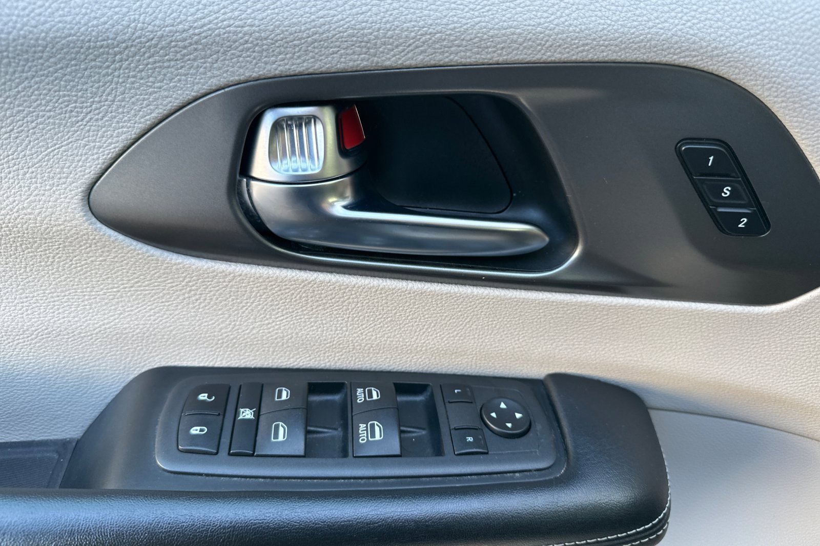 Used 2022 Chrysler Pacifica Touring-L image 12