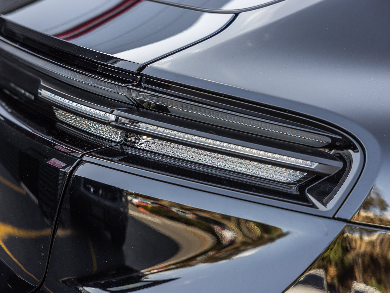 Certified 2025 Porsche Macan 4S Electric AWD/4WD image 23