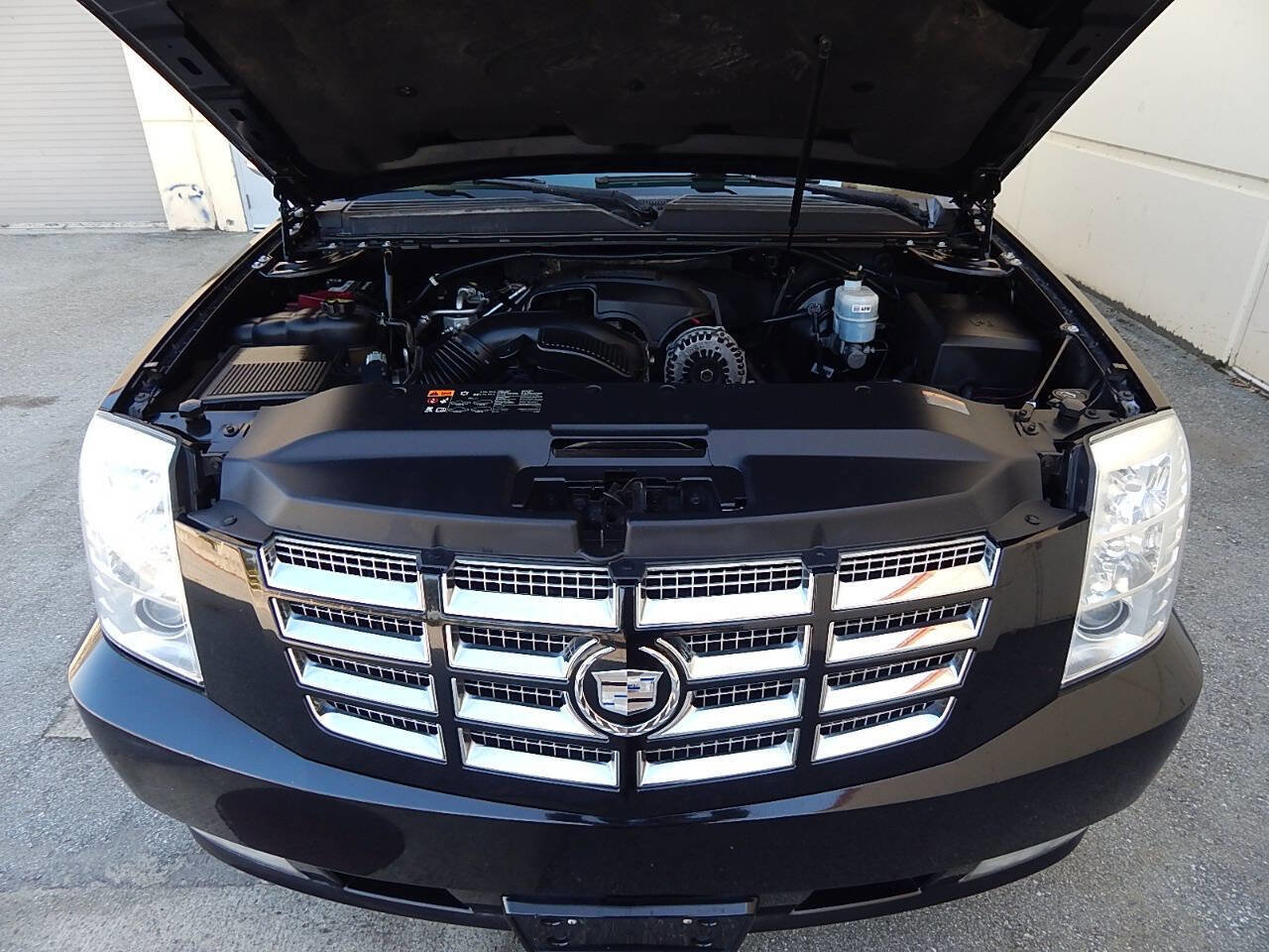 Used 2011 Cadillac Escalade ESV Premium image 17