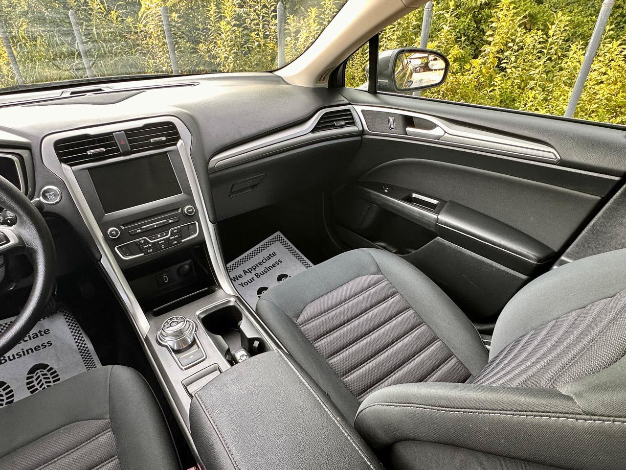 Used 2017 Ford Fusion SE w/ Fusion SE Technology Package FWD image 21