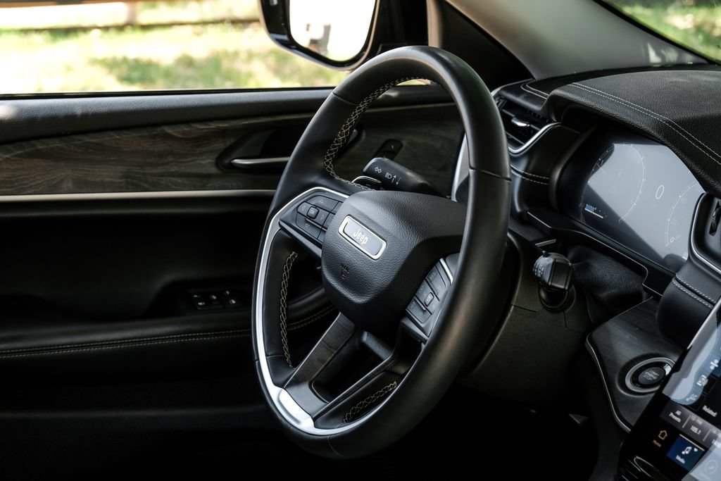 Used 2023 Jeep Grand Cherokee Limited AWD/4WD image 24