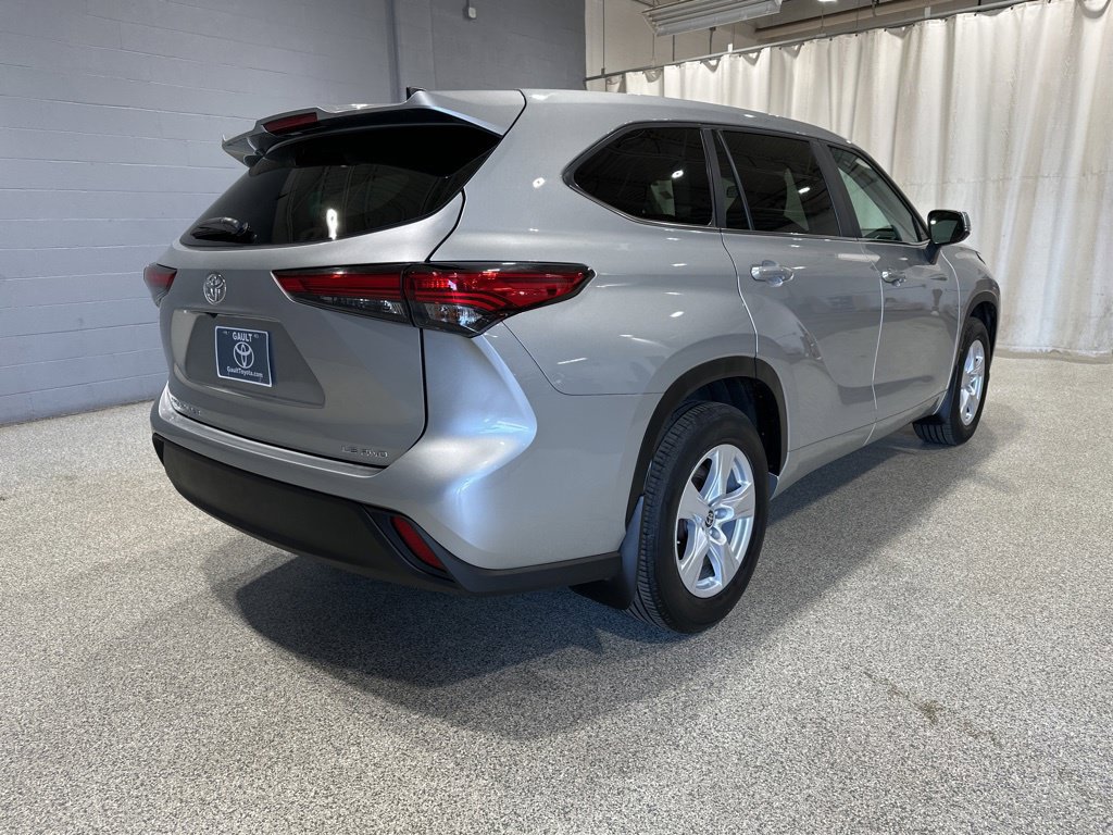 Used 2023 Toyota Highlander LE AWD/4WD image 3
