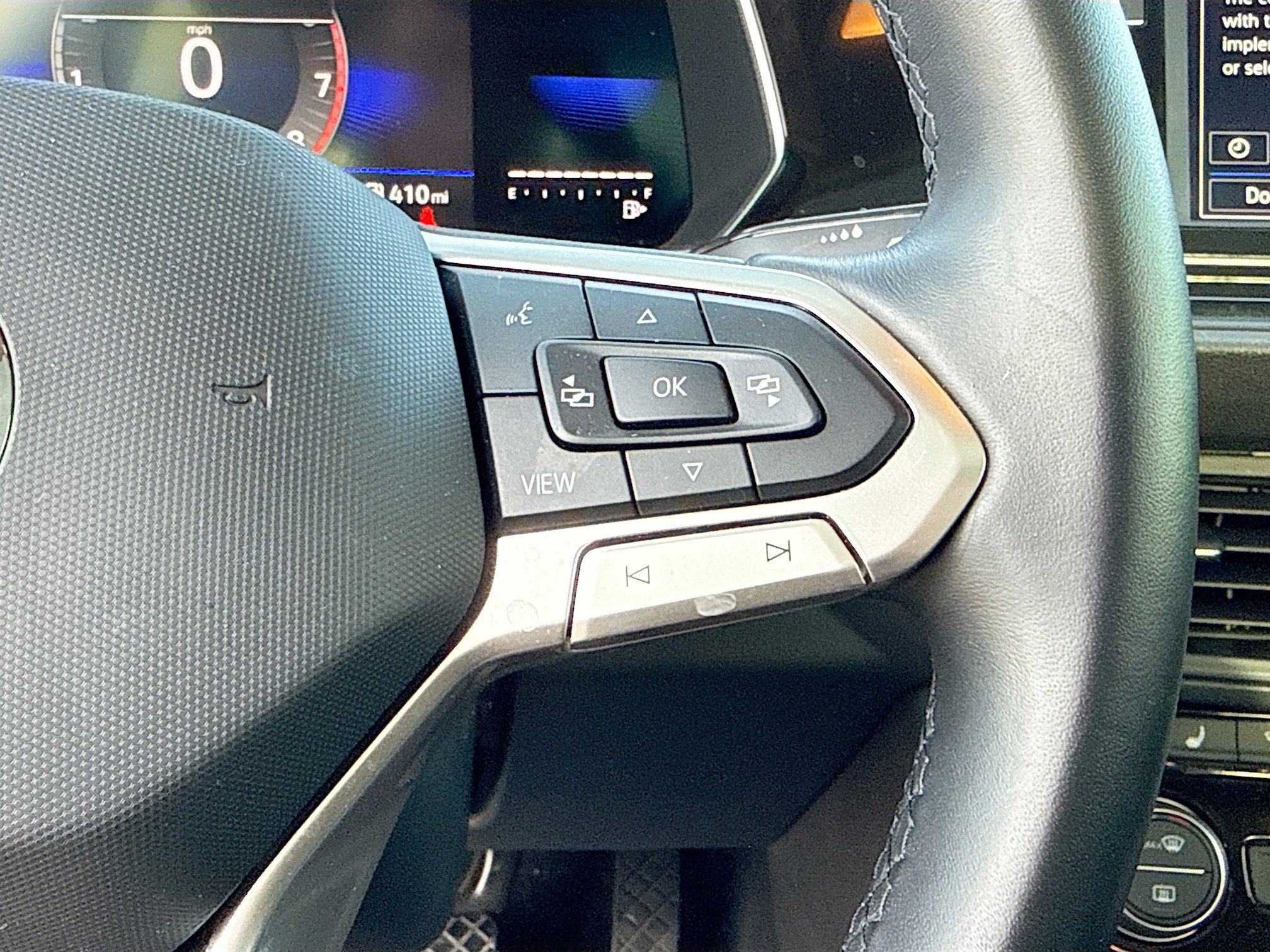 Used 2023 Volkswagen Jetta SE w/ Panoramic Sunroof Package image 37