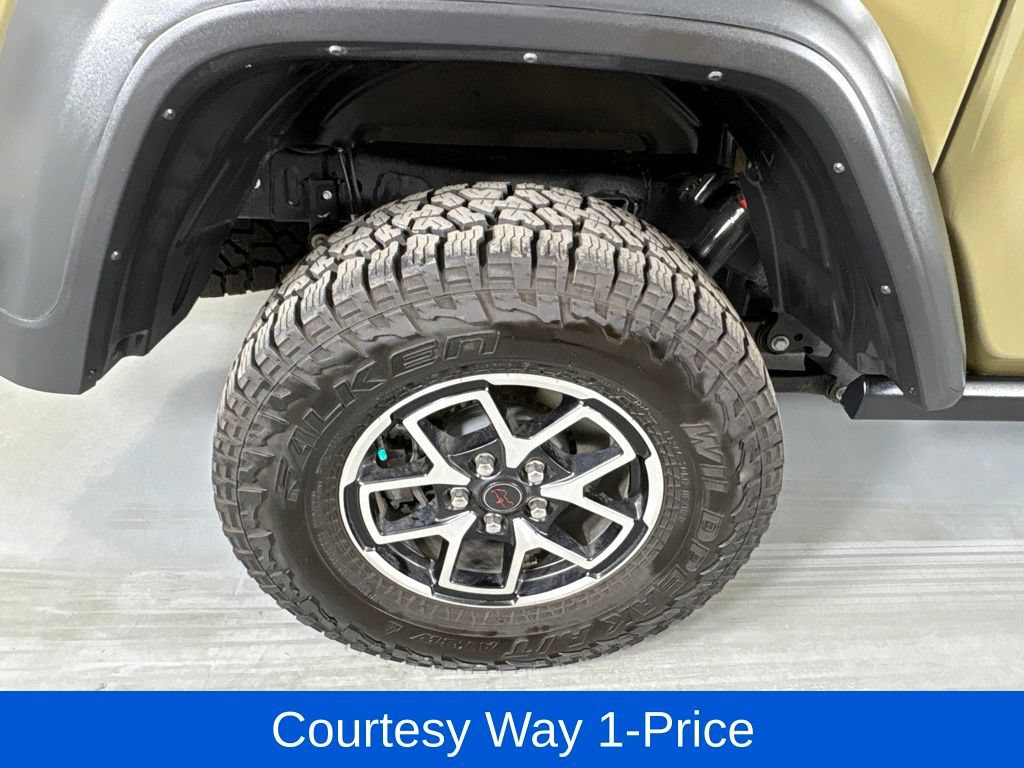 Used 2025 Jeep Gladiator Rubicon w/ Technology Group AWD/4WD image 13