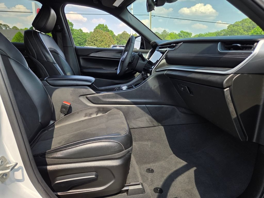 Used 2023 Jeep Grand Cherokee Altitude AWD/4WD image 16