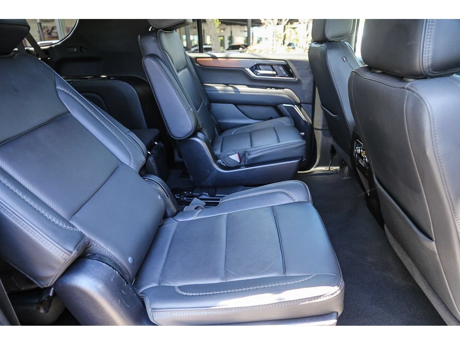 Used 2025 GMC Yukon XL Denali AWD/4WD image 14