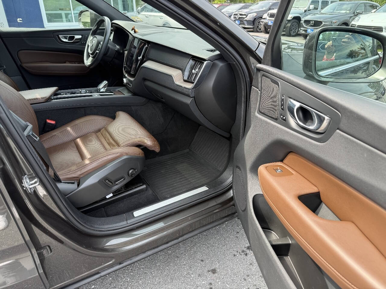 Used 2022 Volvo XC60 B6 Inscription w/ Advanced Package AWD/4WD image 5