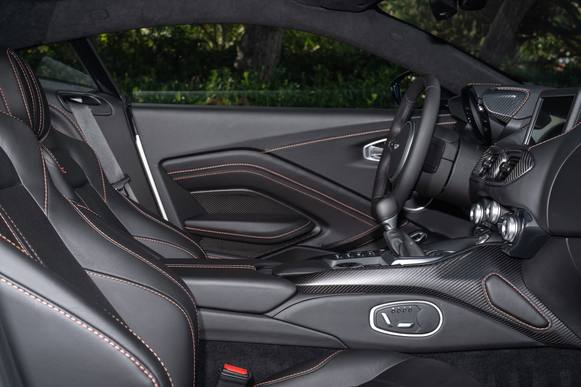 Used 2021 Aston Martin V8 Vantage Coupe RWD image 14