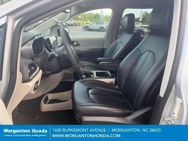 Used 2024 Chrysler Pacifica Touring-L FWD image 11