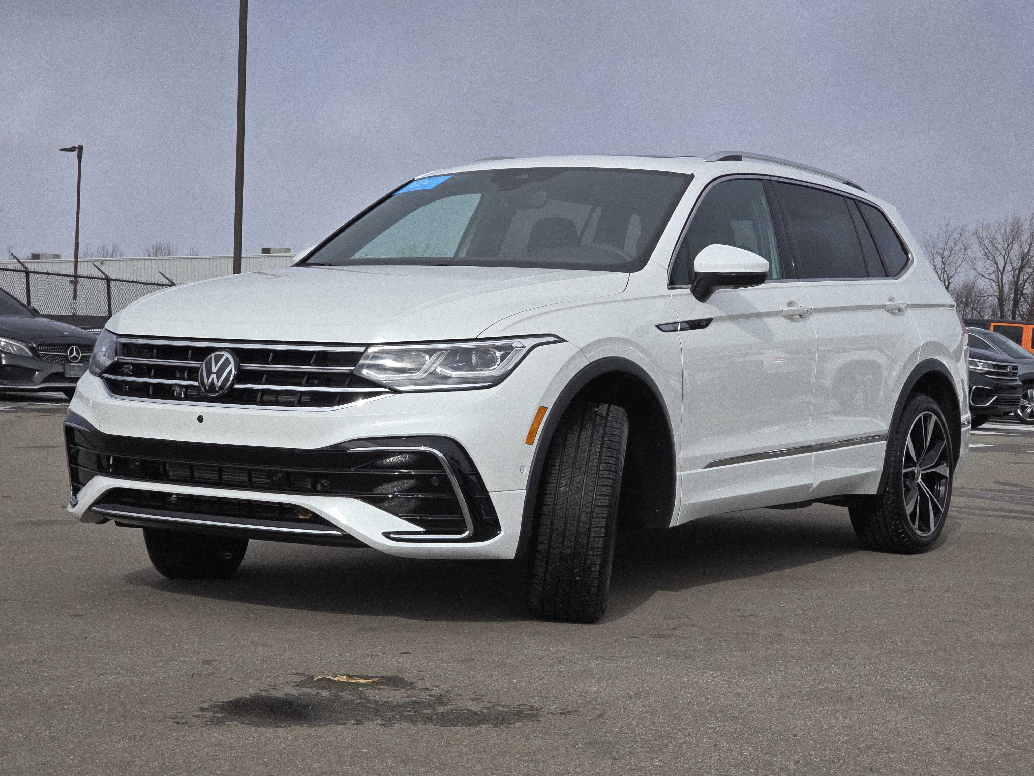 Certified 2024 Volkswagen Tiguan SEL R-Line image 3