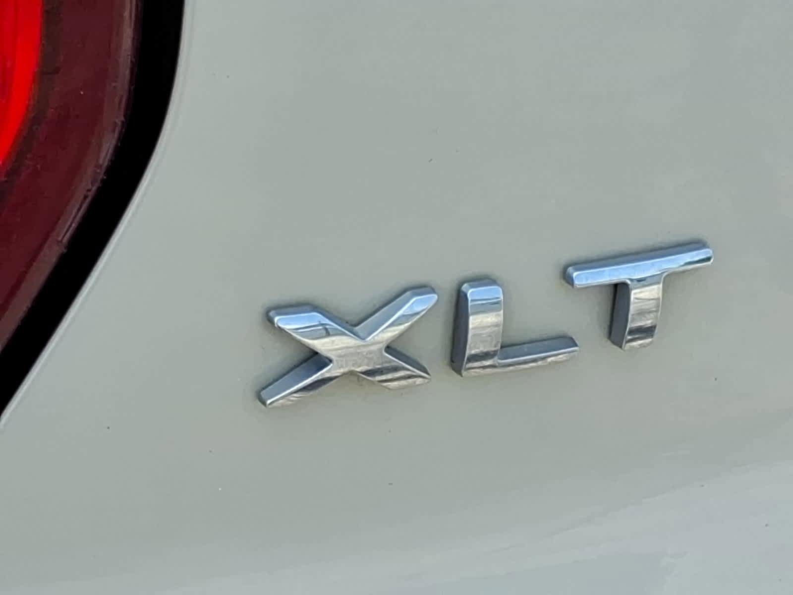 Used 2018 Ford Explorer XLT w/ Equipment Group 201A FWD image 9