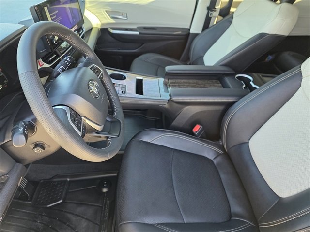 Used 2025 Toyota Sienna Platinum image 10