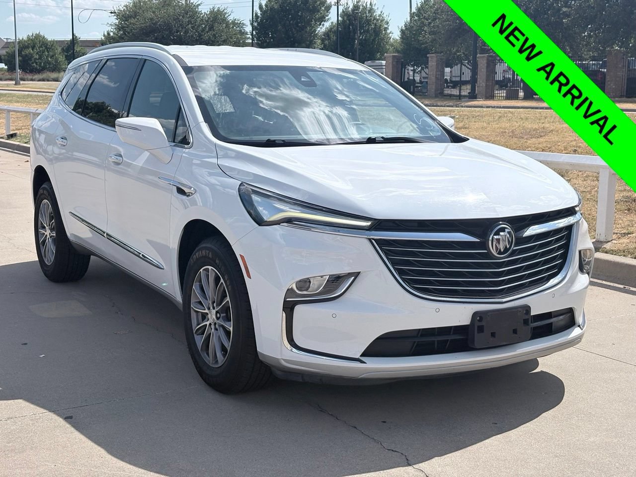 Used 2022 Buick Enclave Essence FWD image 1