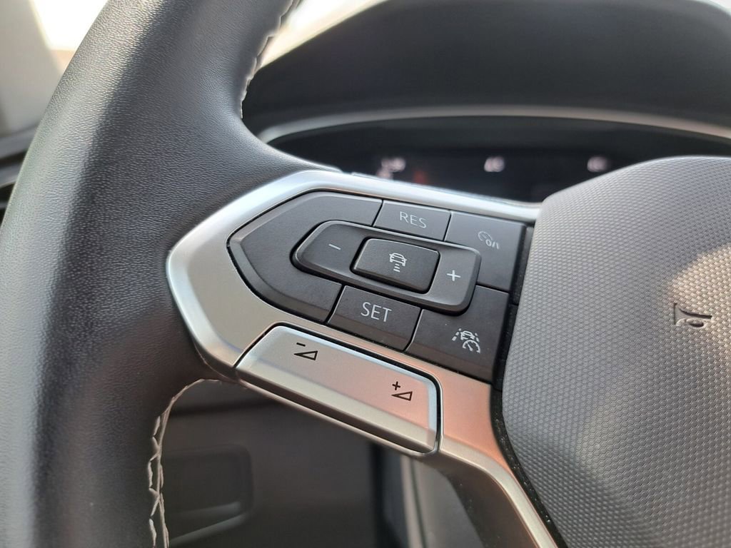 Used 2023 Volkswagen Tiguan SE w/ Panoramic Sunroof Package image 15