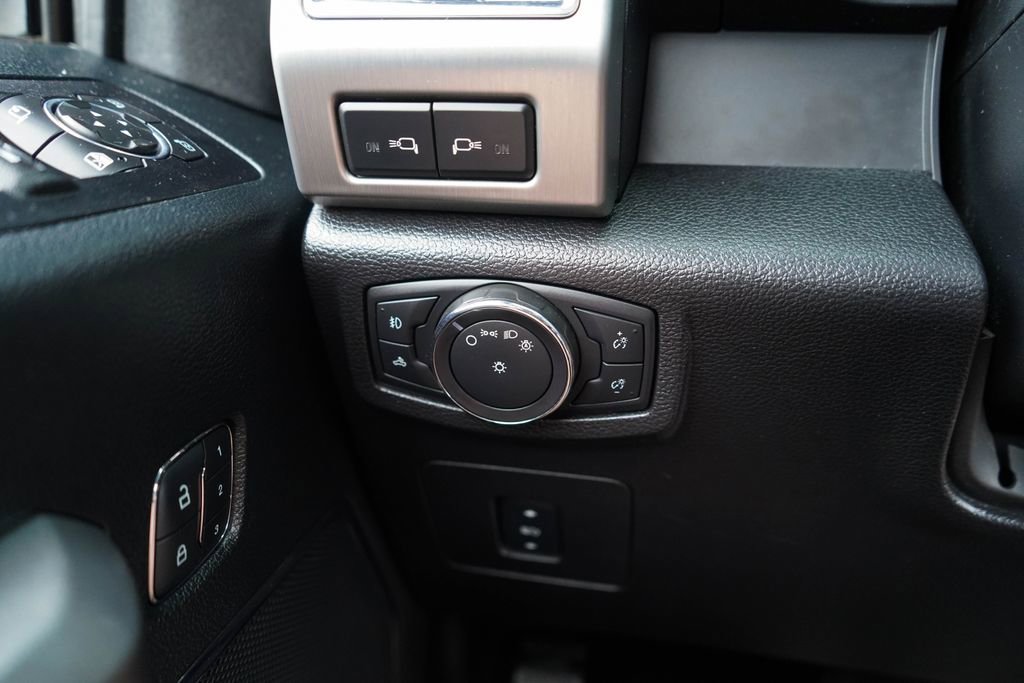 Used 2016 Ford F150 Platinum w/ Equipment Group 701A Luxury AWD/4WD image 34