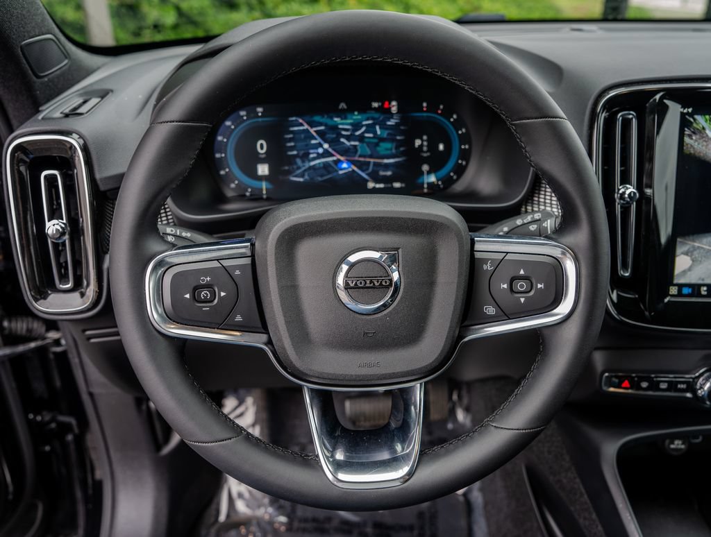 Used 2025 Volvo XC40 B5 Plus AWD/4WD image 5