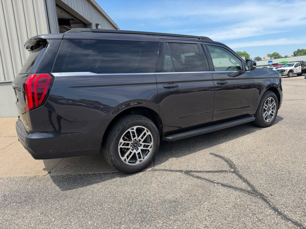 Used 2025 Ford Expedition Max Active AWD/4WD image 4